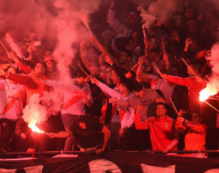 Identificaron al hincha de River que arrojó las bengalas: ¿quién es y de qué se lo acusa?