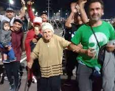 Una abuela fanática del Indio Solari fue al recital en San Luis y recibió una inesperada sorpresa