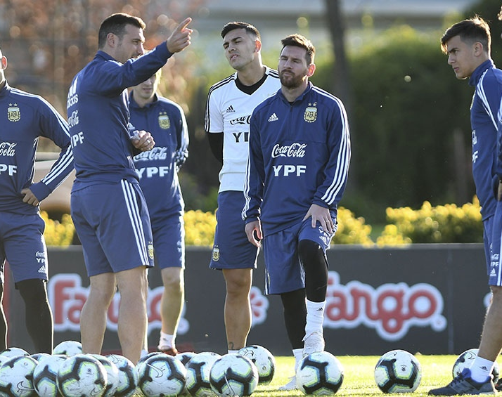 Entrenando en Ezeiza, Scaloni analiza qué equipo podrá ante Venezuela