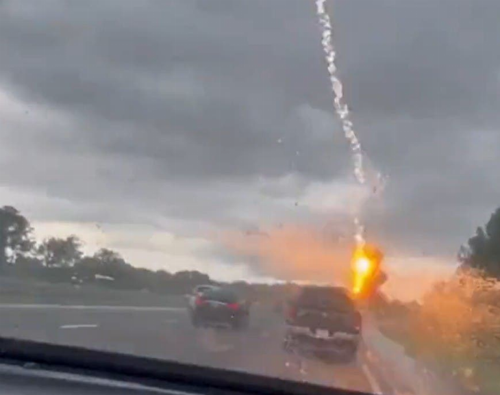 Captó el momento en el que un rayo golpeó la camioneta en la viajaban su esposo e hijos
