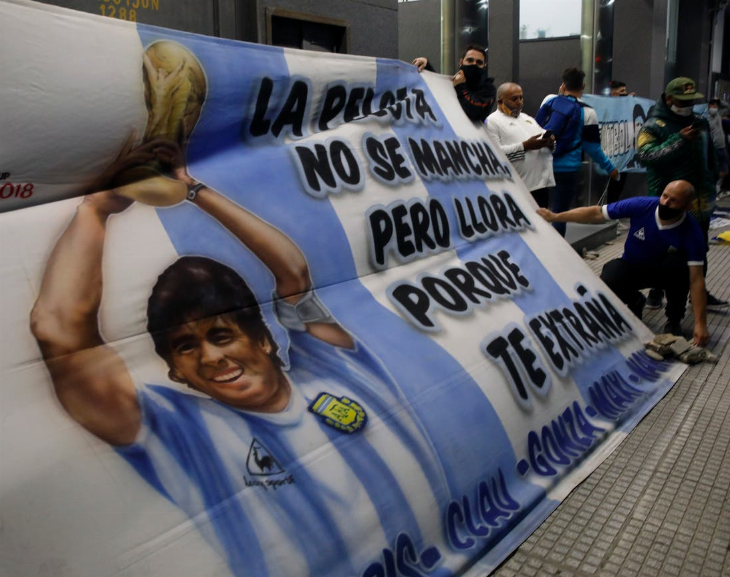 Parte de Maradona tras la operación: ?Está despierto y muy bien?