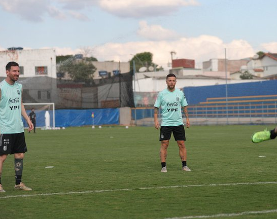 Dos cambios obligados, rotación en el lateral y la chance del Kun Agüero: el rompecabezas de la Selección para enfrentar a Paraguay