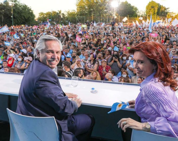 En el cierre de campaña de Todos, el Presidente duro contra Macri