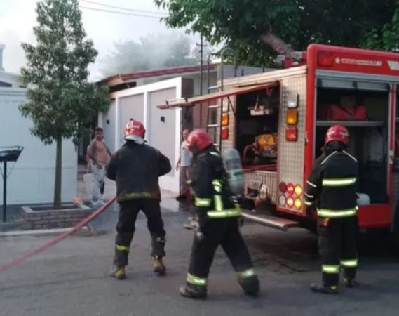 Se incendió una casa en Santa Lucía y nadie sabe qué fue lo que pasó