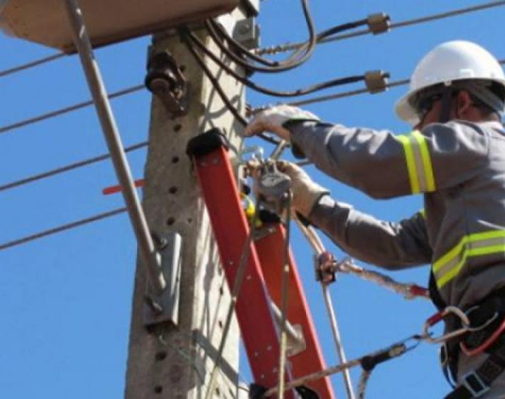 Un operario lucha por su vida tras electrocutarse en un poste de telefonía