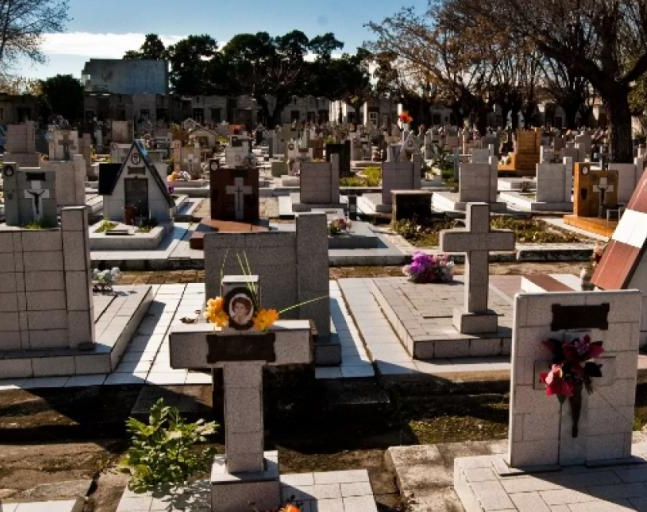 Investigan la muerte de una abuela de 82 años incinerada en un cementerio