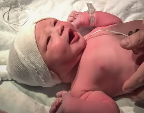 Nació el primer bebé con ADN de tres personas
