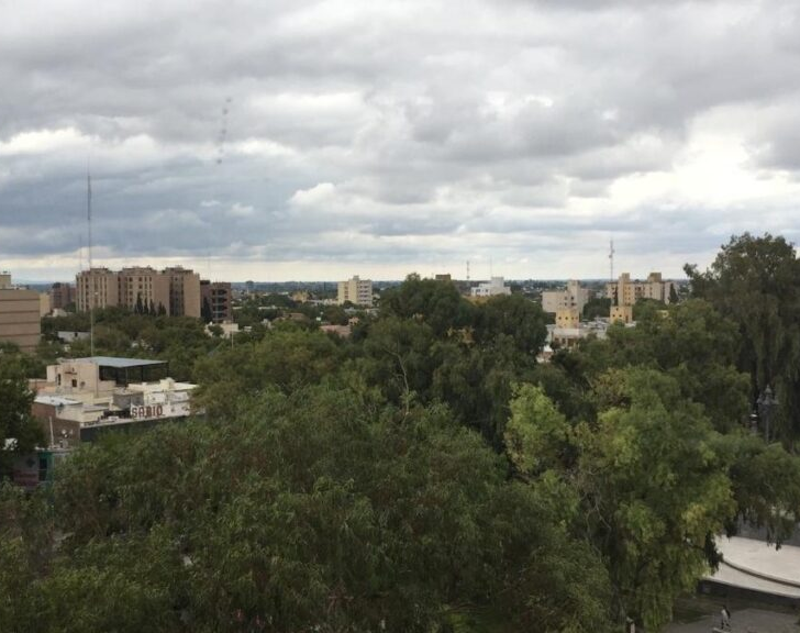 Por el ingreso del frente frío, la máxima llega solo a los 17°