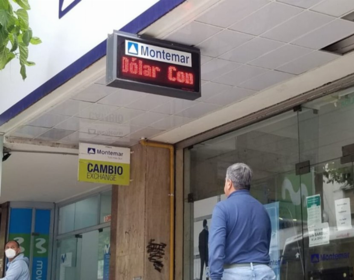 ¡Por las nubes! El dólar blue cotizó en $205 en San Juan y pocos compraron