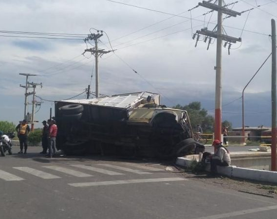 Salió ileso tras volcar su camión en un cruce del Médano de Oro