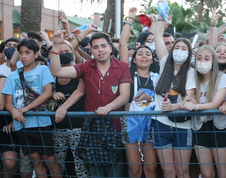 Hinchas de la selección coparon la entrada del hotel de Argentina para verlos llegar