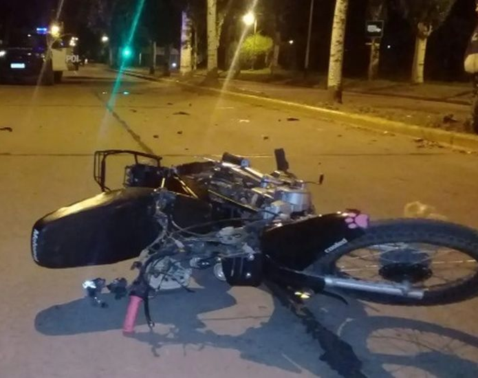 Un hombre chocó en su moto contra un árbol y falleció en el acto