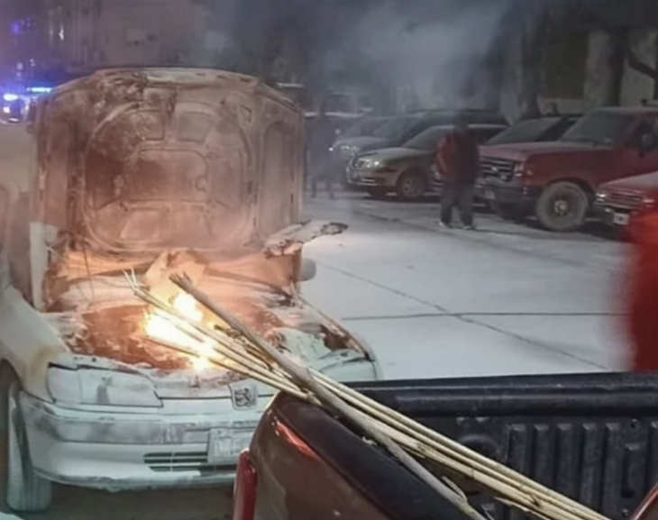 Un auto se prendió fuego en pleno centro 