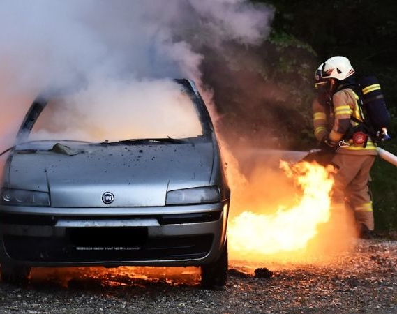 ¡Insólito! Denunció que desconocidos incendiaron sus autos