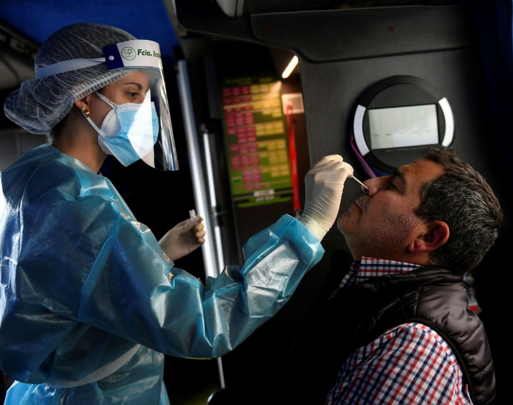 Nuevos estudios señalan que Ómicron es menos severa porque no afecta a los pulmones