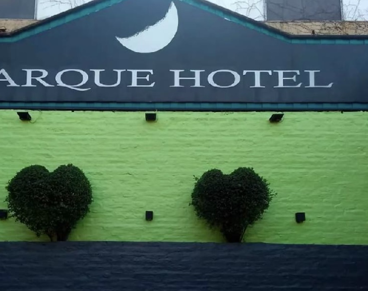 Hicieron un trío, se negaron a pagar el hotel alojamiento y terminaron detenidos