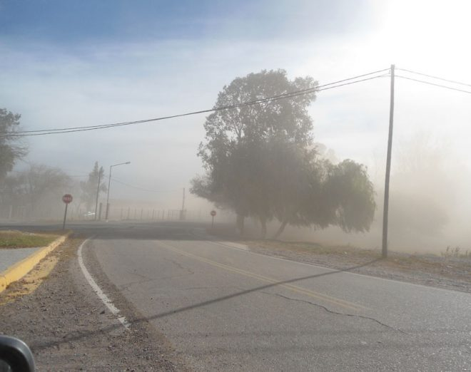 Fuertes ráfagas de viento durante el día y tormentas en la tarde-noche