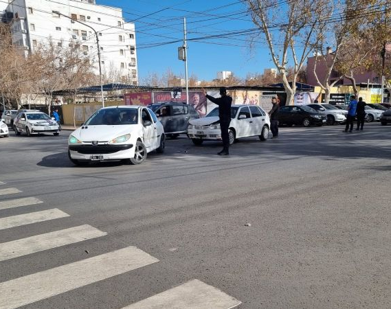Chocaron dos autos en plena Capital y quedaron en la mitad de un cruce