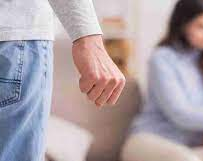 Violento contra todos: Asfixió a su ex-mujer y cacheteó a su hija de 7