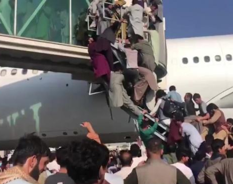 Intentaron viajar como polizones para huir de los talibanes y cayeron desde el aire