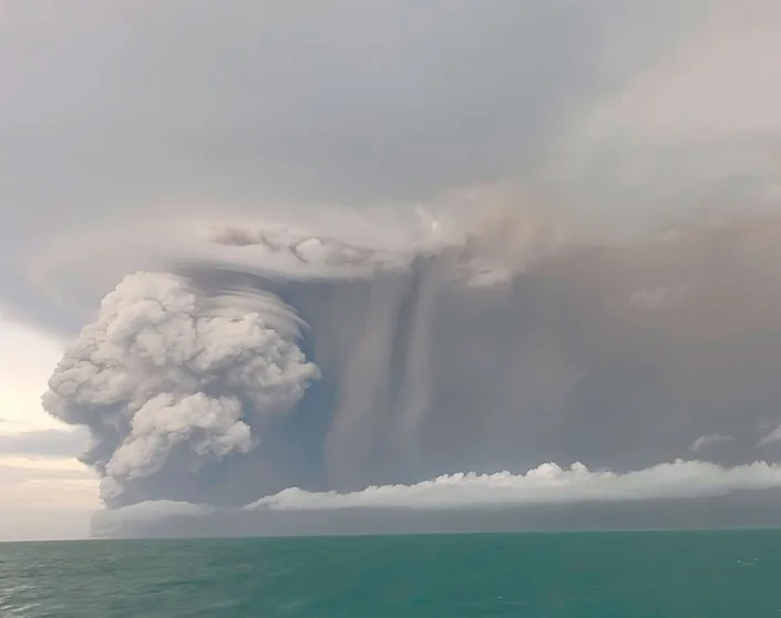 La violenta erupción de un volcán submarino provocó un tsunami en las costas de Tonga