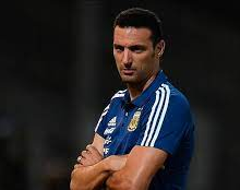 Scaloni con la duda de quién acompañará a Otamendi en la zaga central
