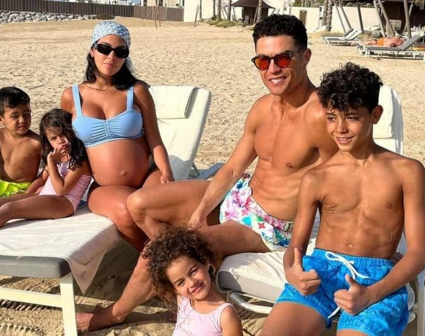 ¿Cuánto le paga por mes Cristiano Ronaldo a su novia argentina para que cuide a sus hijos?