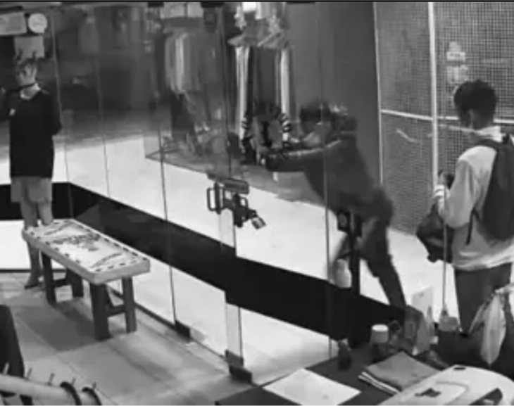 Robo en pleno centro: reventaron la puerta de una barbería y se llevaron dinero en efectivo 