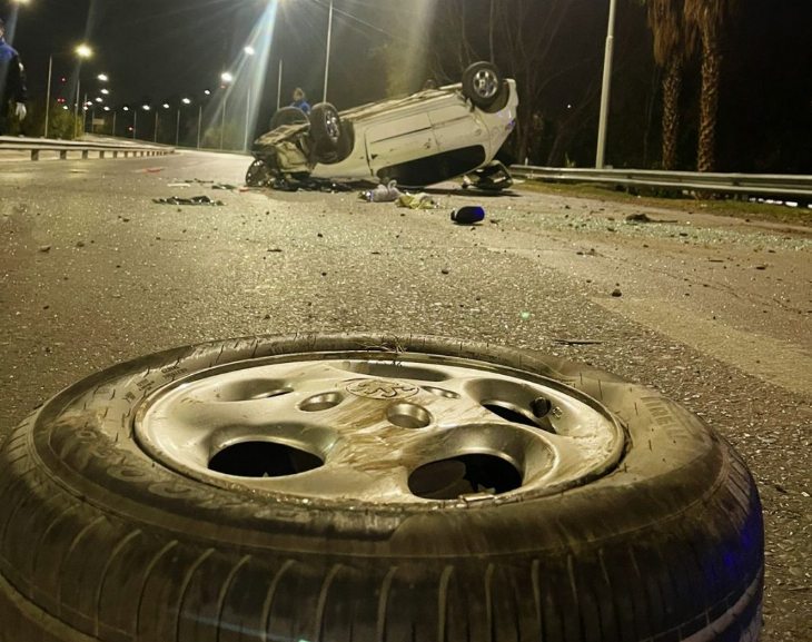 Un joven volcó con su auto en plena circunvalación y murió