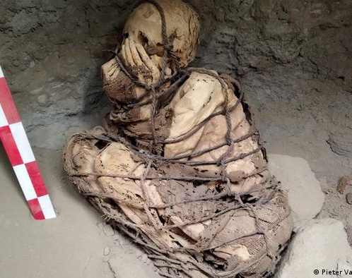Hallaron una momia de adolescente de unos 800 años
