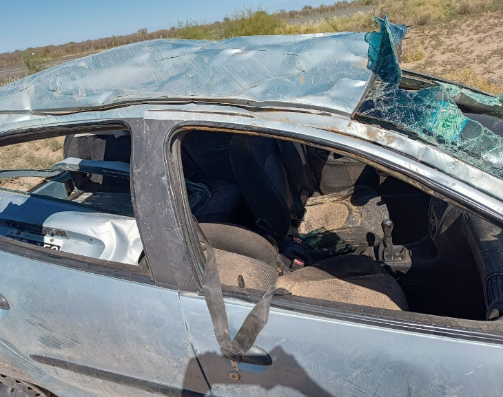 Una mujer quedó atrapada en su auto luego de un accidente 