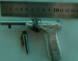 Un alumno tenía un arma tumbera y la llevó al colegio