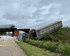 Un tren de cargas percipitó al vacío tras la caída de un puente en Rosario