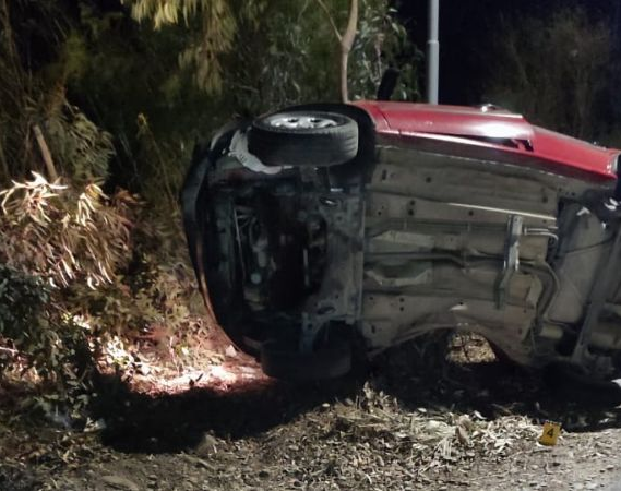Un joven murió al volcar en su camioneta