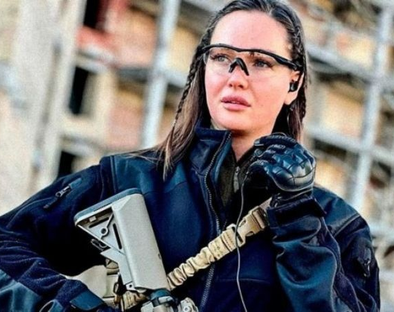 Viral: Miss Ucrania se armó hasta los dientes y defenderá a su país
