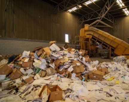 Murió un operador al caer dentro de la prensa recicladora de cartón  