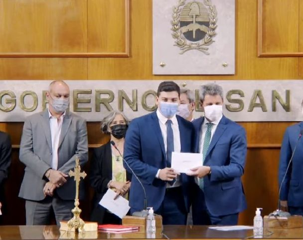 Asumieron los nuevos ministros, secretarios y escribana Mayor de Gobierno