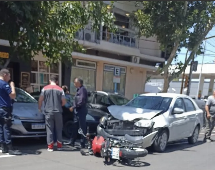 Un motociclista murió en pleno centro luego de chocar contra un auto