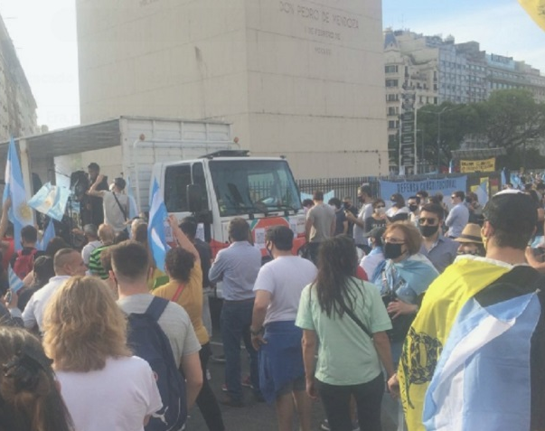 Fuerte cruce entre Javier Milei y Hernán Lombardi por la marcha del 8N