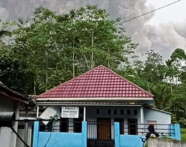 La erupción del volcán indonesio Semeru cubre de ceniza varias poblaciones