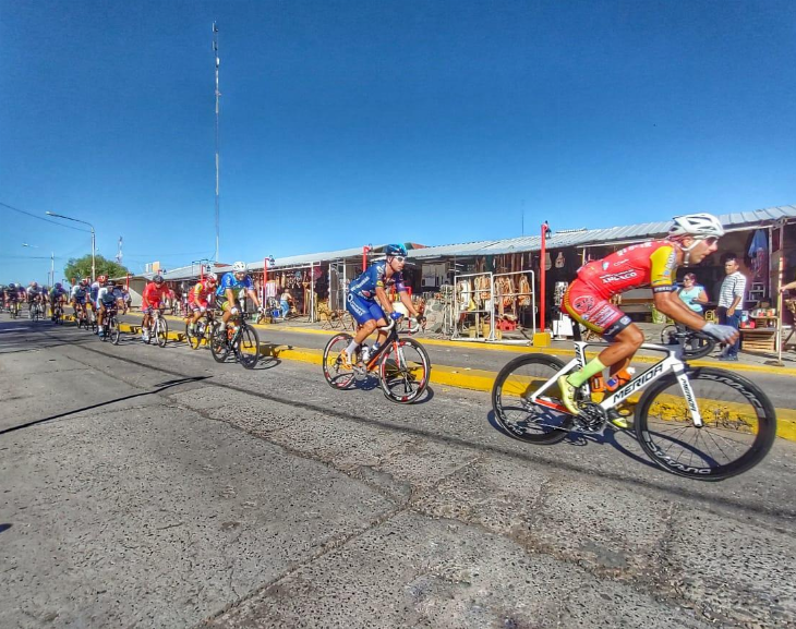 Regalo sobre ruedas: en el día de su aniversario Chimbas se quedó con el ciclismo 