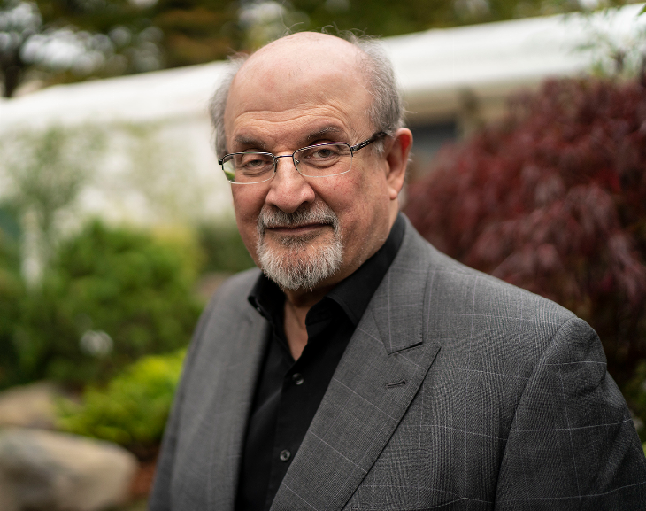 Salman Rushdie internado en estado crítico: podría perder un ojo y su hígado fue dañado