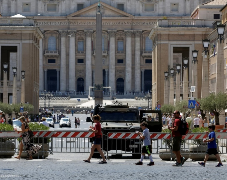 Un vehículo irrumpió a toda velocidad en el Vaticano: los guardias dispararon contra el auto para frenarlo y hay un detenido
