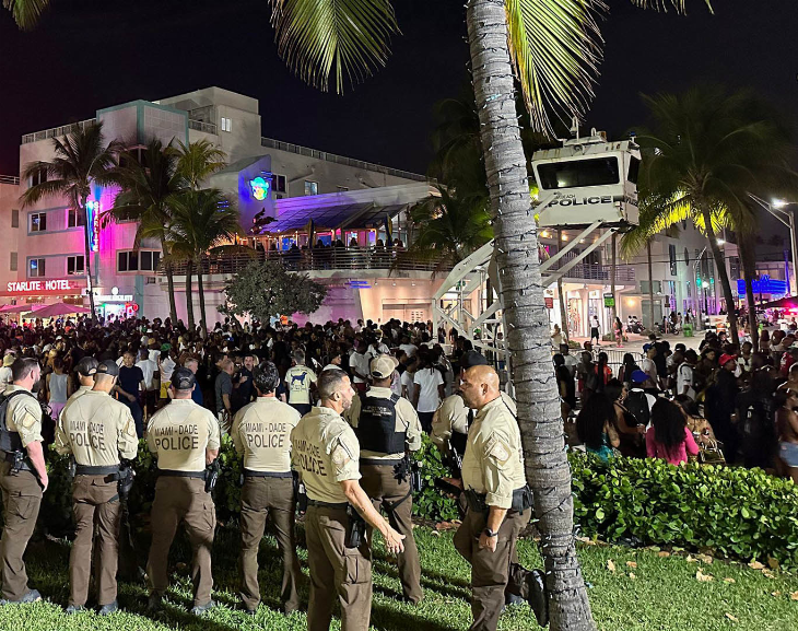 Azotada por los tiroteos, Miami declaró la emergencia y toque de queda