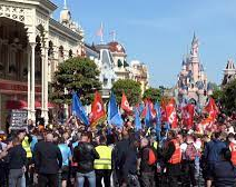 Caos en Disneyland París: trabajadores tomaron el icónico castillo para pedir aumento