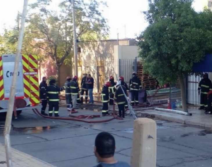 Alarma en Capital: se incendió una fábrica y liberó humo tóxico 