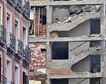 Operarios desaparecidos y 17 personas heridas por una explosión en un edificio