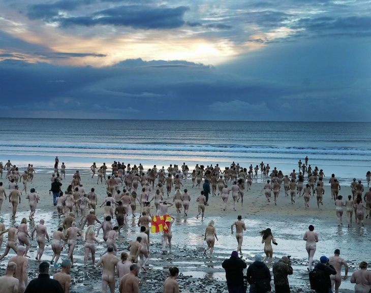 Por el equinoccio, cientos de personas nadaron desnudas en el mar