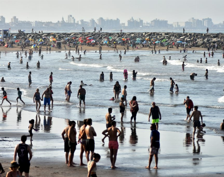 Las playas de la Costa Argentina fueron un refugio en medio de la ola de calor
