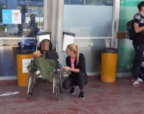 Su novio la abandonó con su silla de ruedas en la terminal